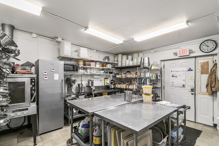 More Photos Of 618 Oak St, Baraboo General Retail For Sale