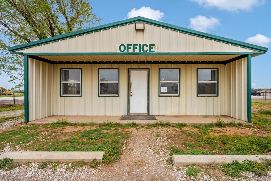 More Photos Of 403 Linwood Plz, Lindsay Warehouse For Sale