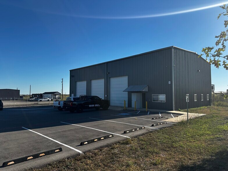 More Photos Of 11721 Von Quintus Rd, Austin Flex For Lease