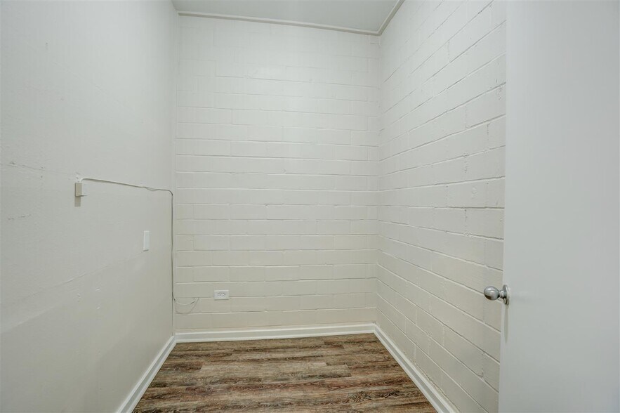 More Photos Of 5613 3rd St, Katy Storefront For Lease