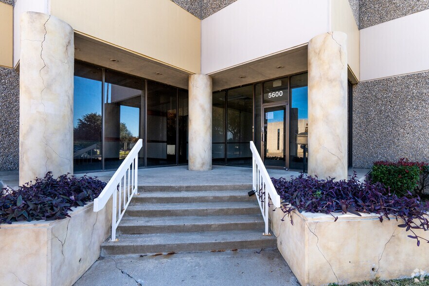 More Photos Of 5600 Stratum Dr, Fort Worth Warehouse For Lease