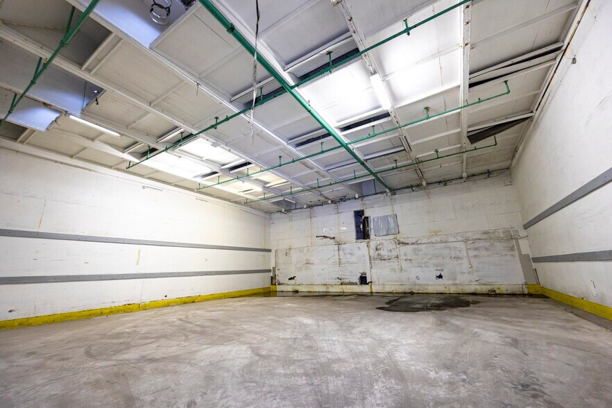 More Photos Of 200 N Uruapan Way, Dinuba Warehouse For Sale