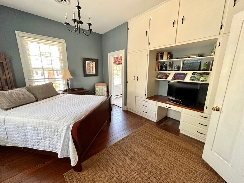 More Photos Of 615 College St, Clinton Hotel For Sale