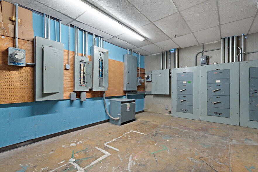 More Photos Of 15201-15207 Midway Rd, Addison Distribution For Lease