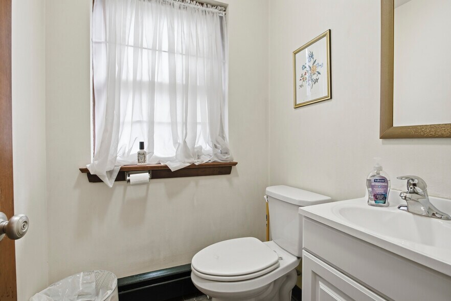 More Photos Of 678 Ferne Blvd, Drexel Hill Office For Sale