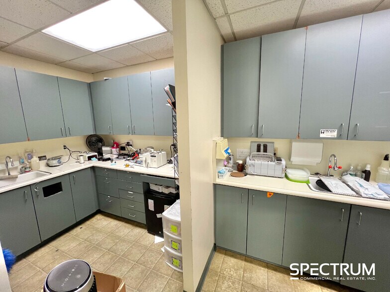 More Photos Of 23206 Lyons Ave, Santa Clarita Medical For Sale