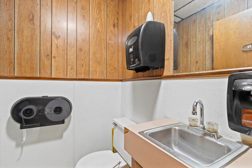 More Photos Of 911 N Broadway Ave, Ada Restaurant For Sale