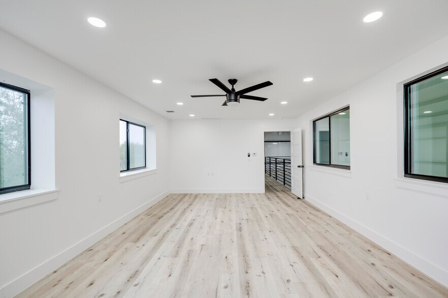 More Photos Of 15210 Fitzhugh Rd, Austin Warehouse For Lease