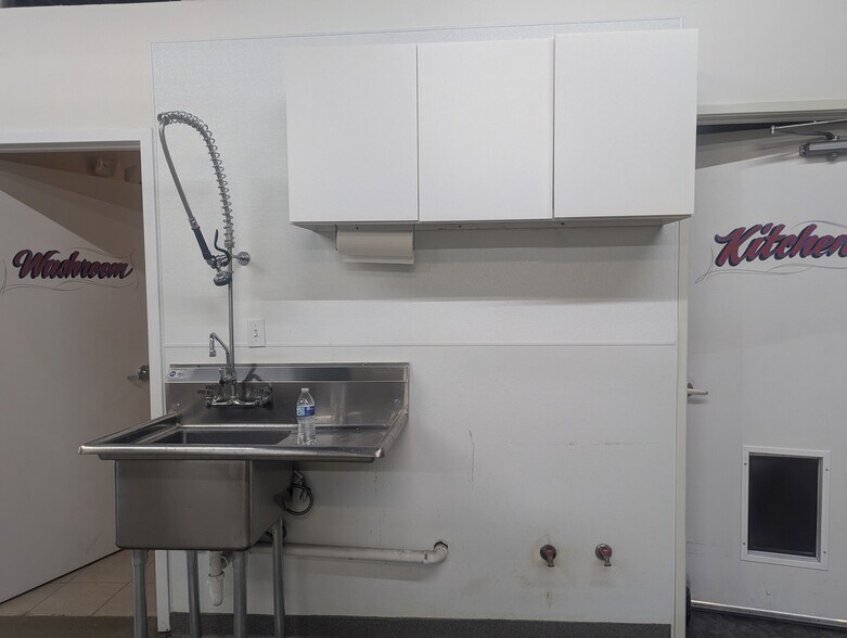 More Photos Of 1624 Old Deerfield Rd, Highland Park Industrial For Sale