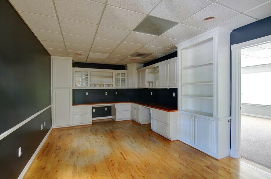 More Photos Of 12603 Highway 105 W, Conroe Office For Sale