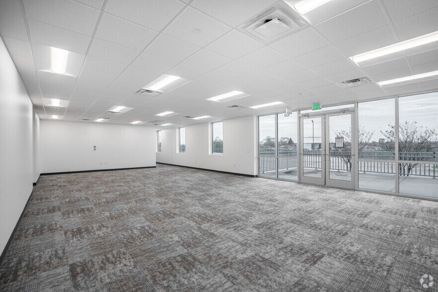 More Photos Of 1203 Thompson Park Dr, Baytown Distribution For Lease