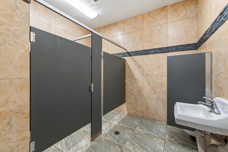 More Photos Of 1377 W El Monte Way, Dinuba Restaurant For Lease