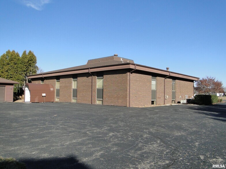More Photos Of 909 E Grant St, Macomb Medical For Sale