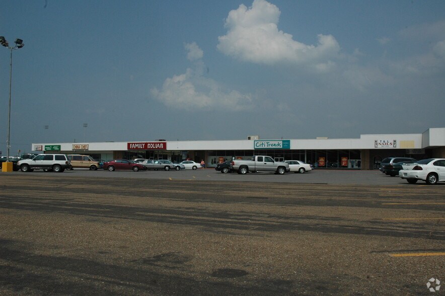 More Photos Of 1419-1425 Winnsboro Rd, Monroe Storefront For Lease