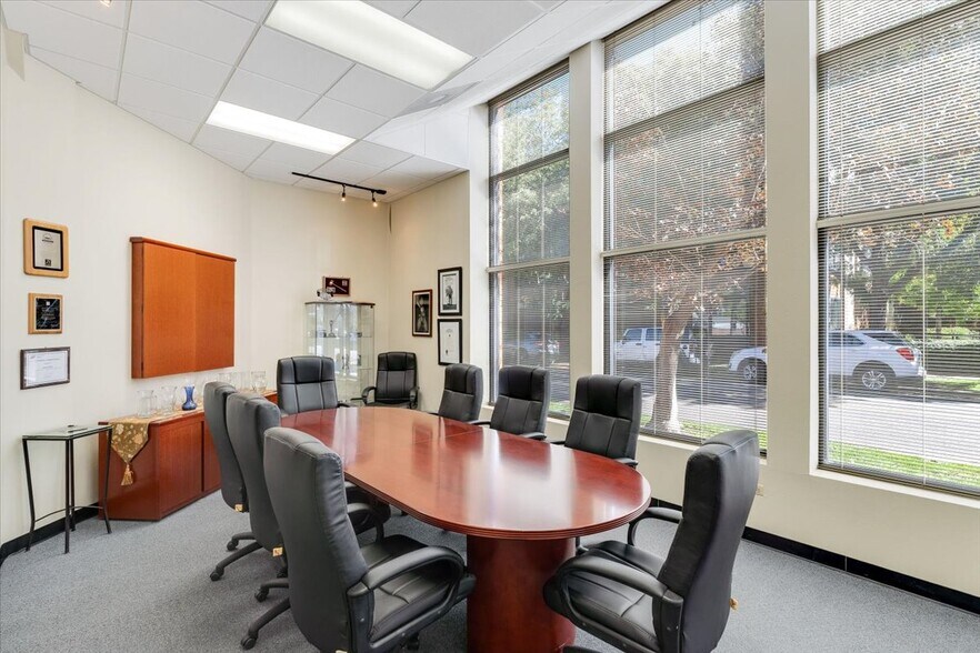 More Photos Of 2413 N Washington St, Denver Office For Sale