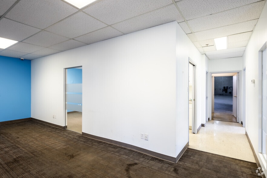 More Photos Of 2403-2467 Rue Guénette, Saint-Laurent Unknown For Lease