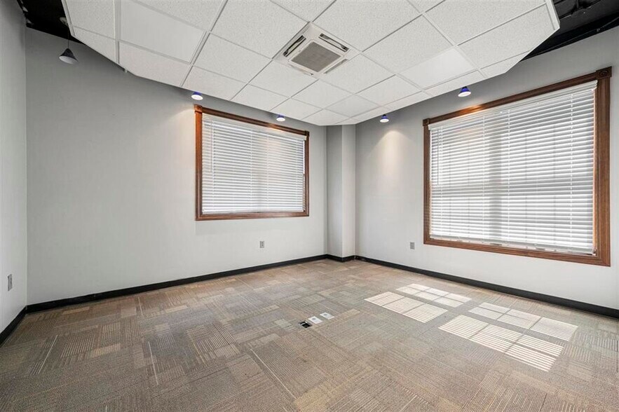 More Photos Of 728 College St, Bowling Green Office For Sale