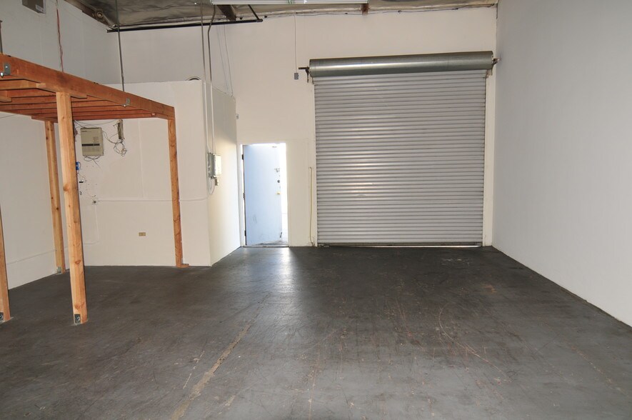 More Photos Of 19205 Parthenia St, Northridge Service For Lease