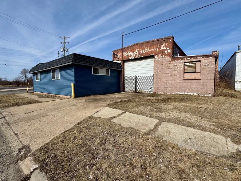 More Photos Of 1910-1912 23rd Ave, Rockford Manufacturing For Sale