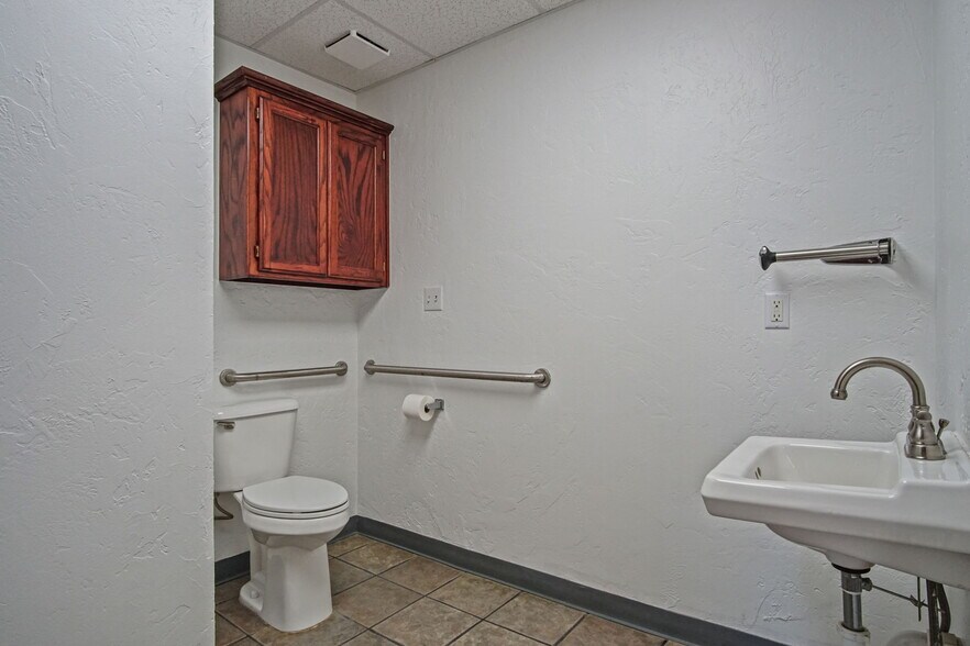 More Photos Of 2412 Palmer Cir, Norman Office For Sale