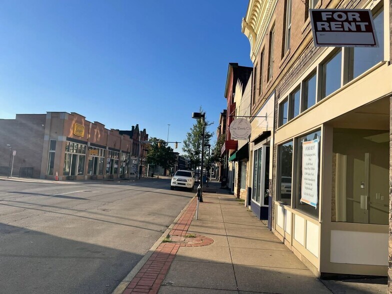 More Photos Of 313 Washington St W, Charleston Storefront Retail Residential For Lease