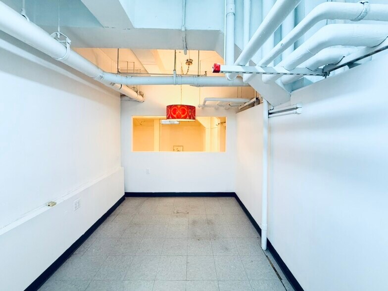 More Photos Of 348 W 36th St, New York Apartments For Lease