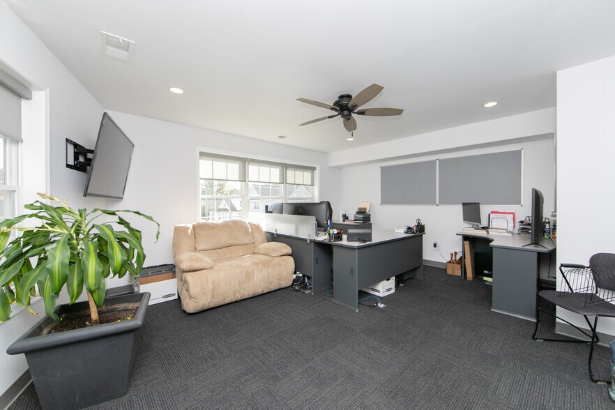 More Photos Of 800 Woodlawn Ave, Collingdale Light Manufacturing For Sale