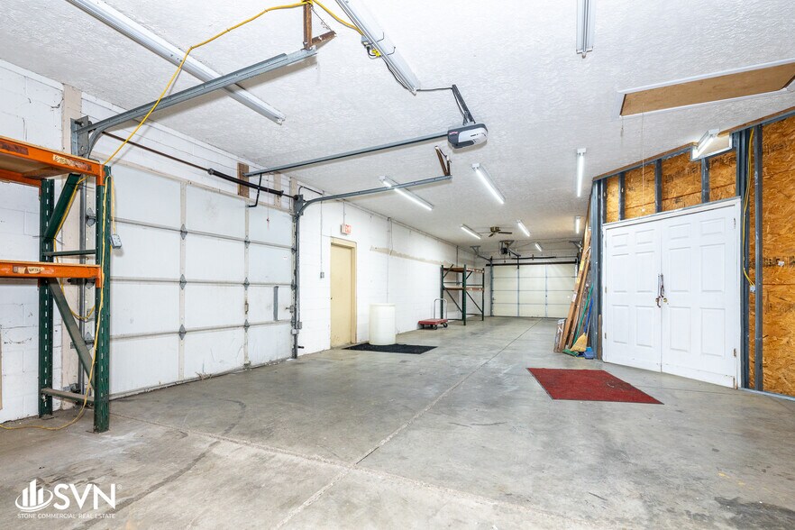 More Photos Of 881 Newtown Pike, Lexington Flex For Lease