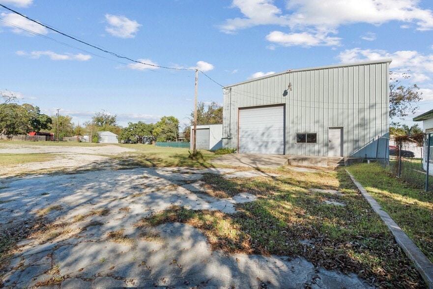 More Photos Of 503 W Central Ave, Comanche Warehouse For Sale