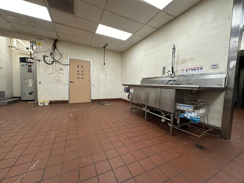 More Photos Of 18902 Northline Rd, Southgate Fast Food For Sale