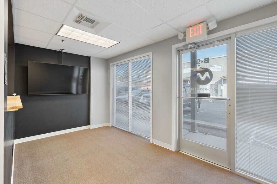 More Photos Of 4922 Port Royal Rd, Spring Hill Showroom For Lease