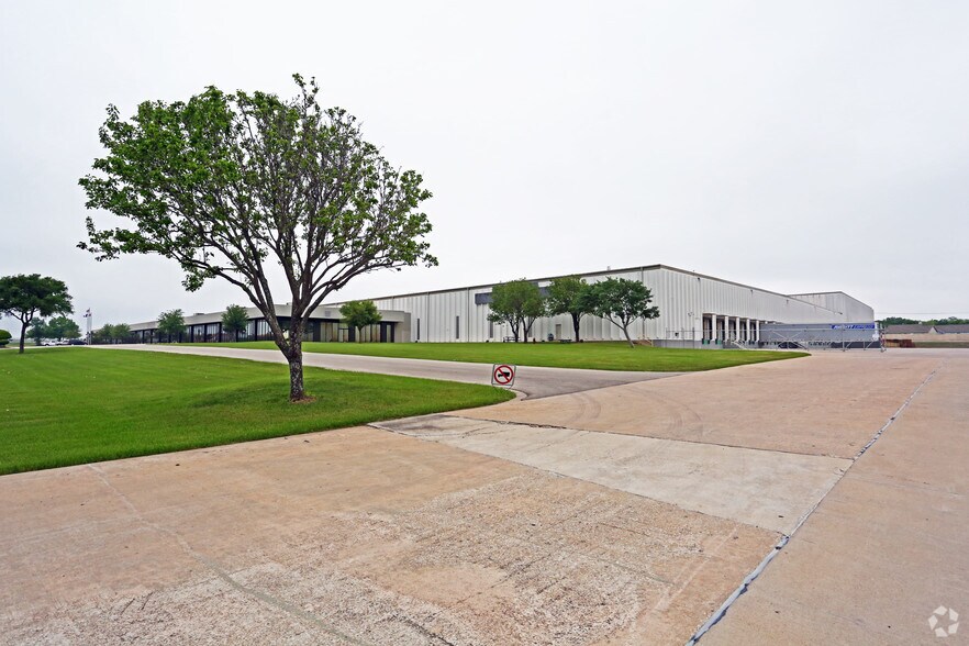 More Photos Of 1103 Carlos G Parker Blvd, Taylor Warehouse For Lease