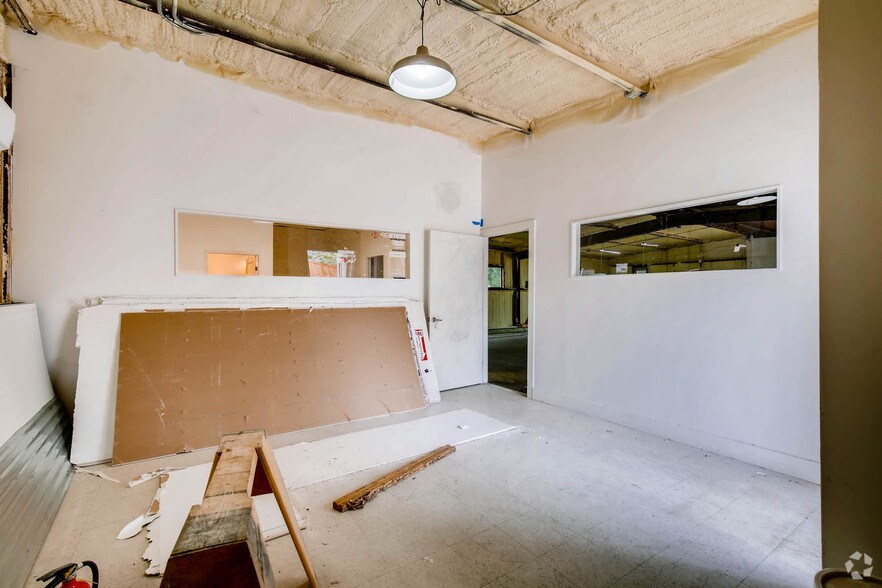 More Photos Of 729 Airport Blvd, Austin Research And Development For Sale