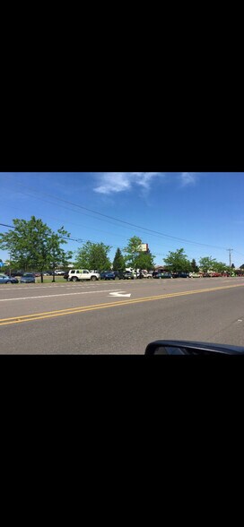 More Photos Of 2917 N Pacific Hwy, Woodburn Auto Dealership For Lease