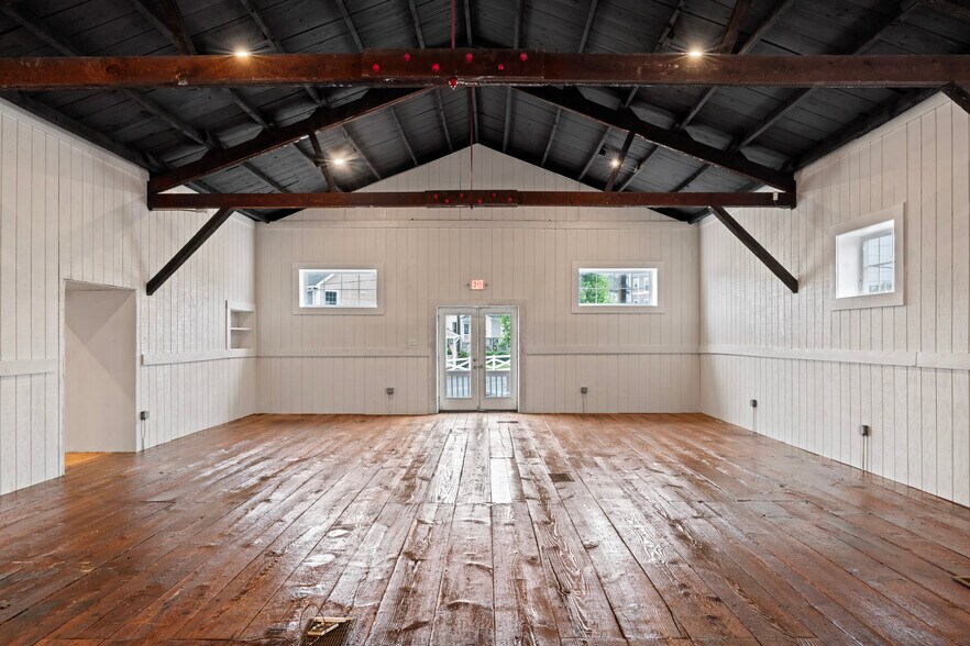 More Photos Of 20704 Ashburn Rd, Ashburn Unknown For Lease