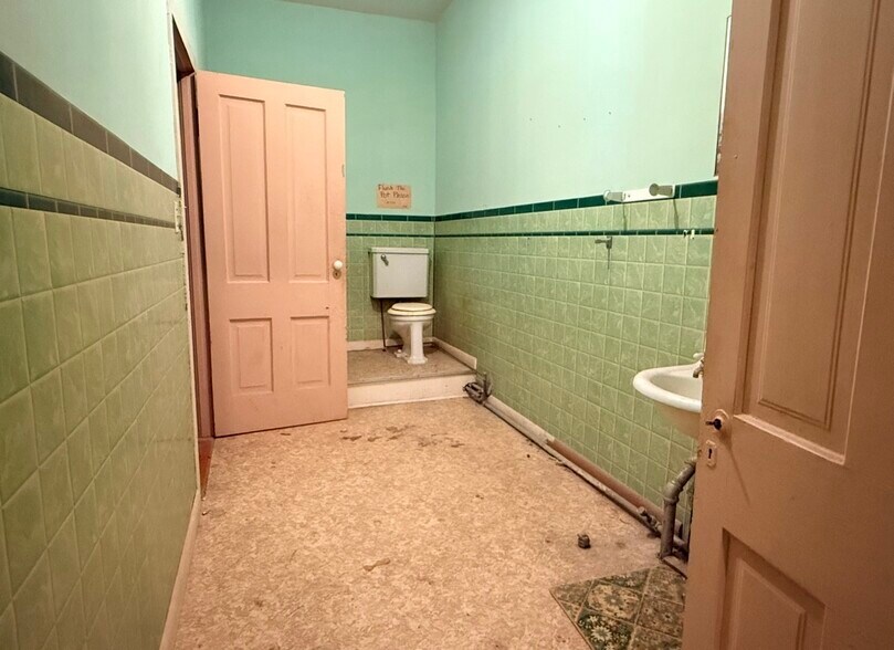 More Photos Of 130 E Main St, Marion Storefront For Sale