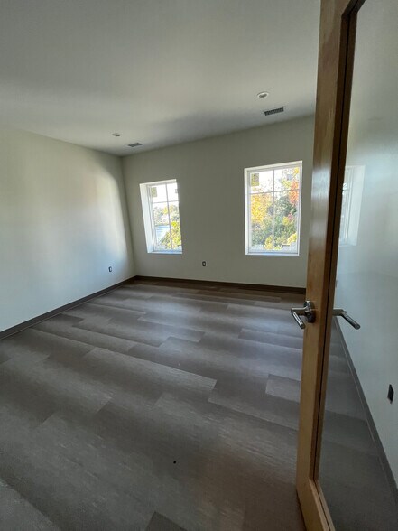 More Photos Of 814 Johnnie Dodds Blvd, Mount Pleasant Medical For Lease