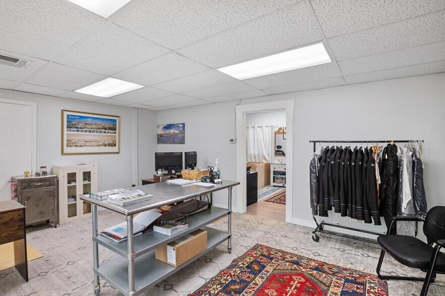 More Photos Of 905 E Main St, Fredericksburg General Retail For Sale