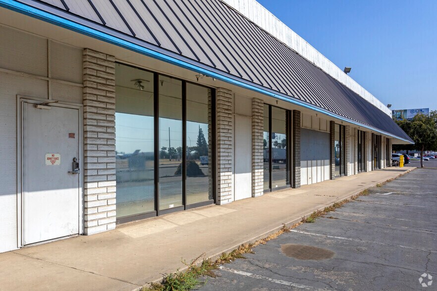 More Photos Of 2546 N Clovis Ave, Fresno Showroom For Sale