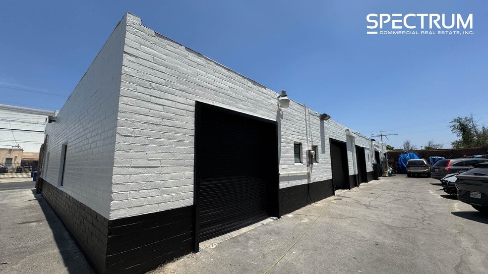 More Photos Of 14516-14524 Arminta St, Panorama City Warehouse For Lease