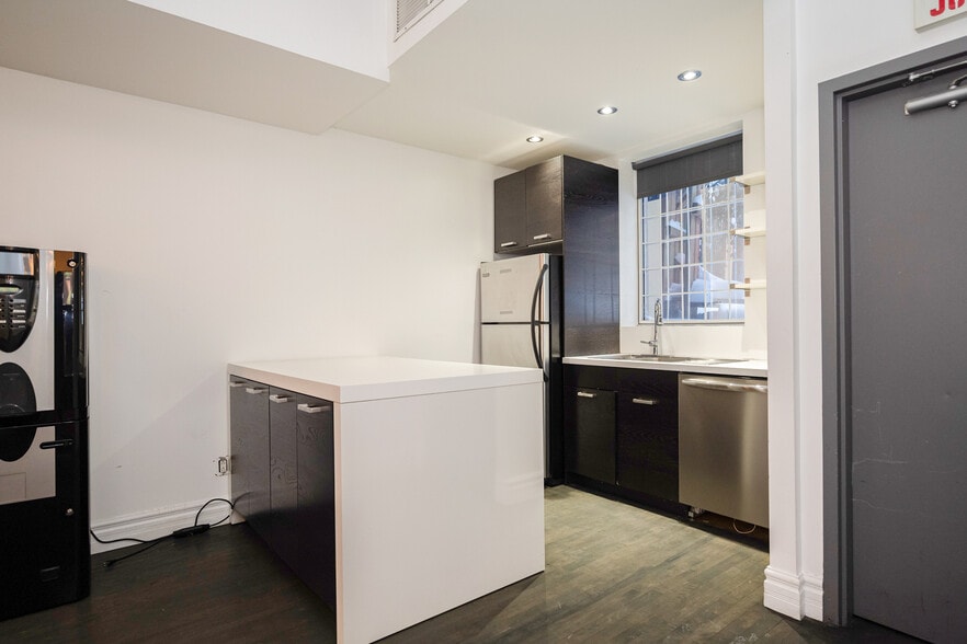 More Photos Of 1583 Rue Saint-Hubert, Montréal Medical For Sale