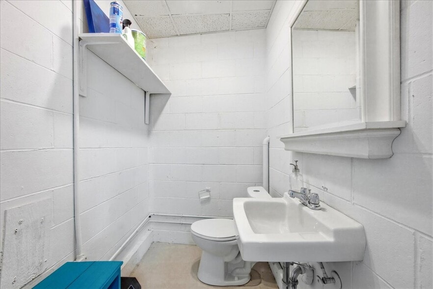 More Photos Of 33 Boston Post Rd, Waterford Freestanding For Sale