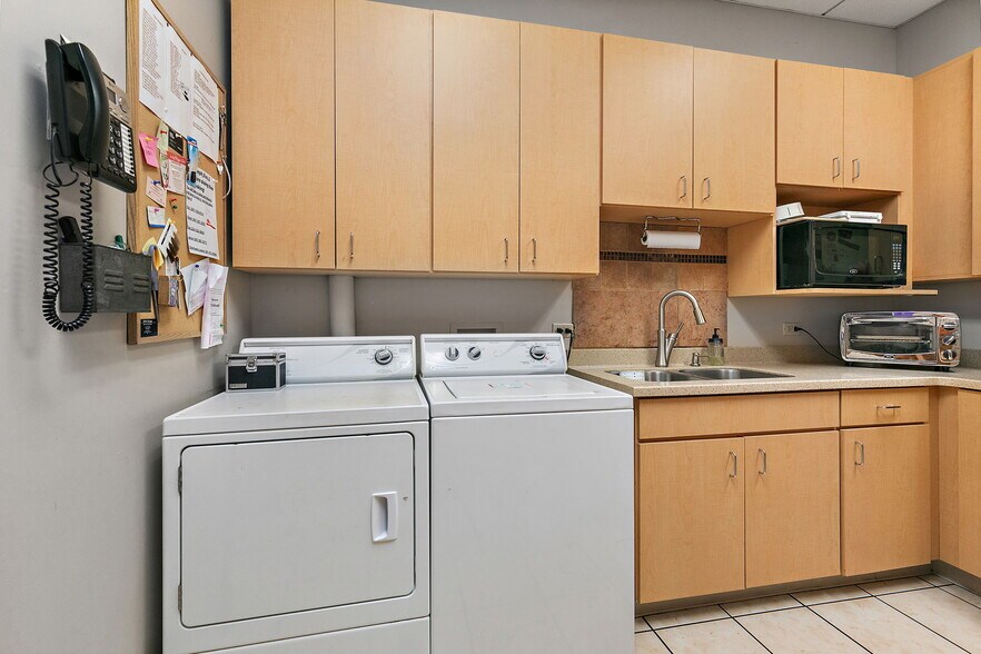 More Photos Of 160-175 N Edison Ave, Elgin Freestanding For Sale
