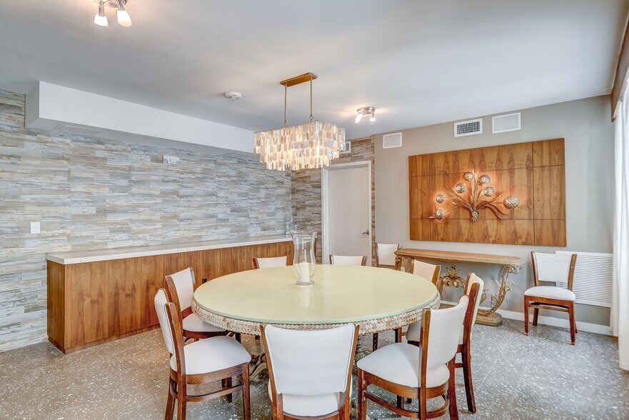 More Photos Of 820 Ocean Dr, Miami Beach Restaurant For Sale