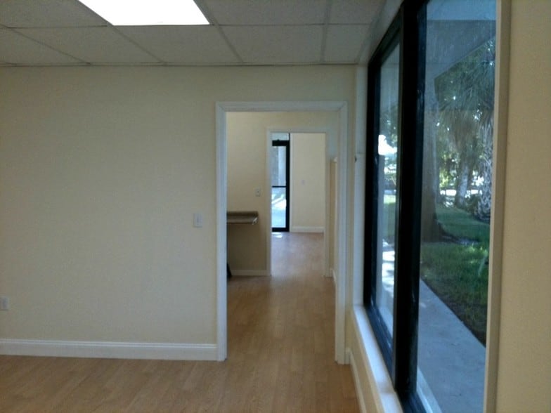 More Photos Of 920-936 36th Ct SW, Vero Beach Warehouse For Lease