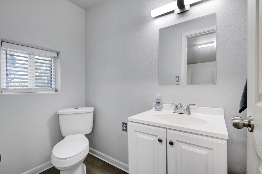 More Photos Of 1016 E Borgfeld Dr, San Antonio Flex For Sale