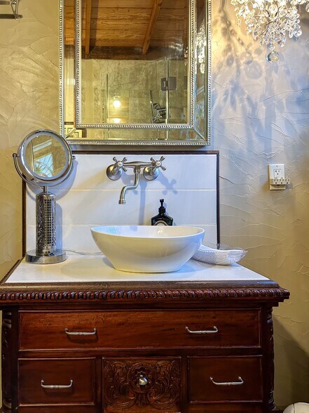 More Photos Of 504 Tivy St, Kerrville Flex For Sale