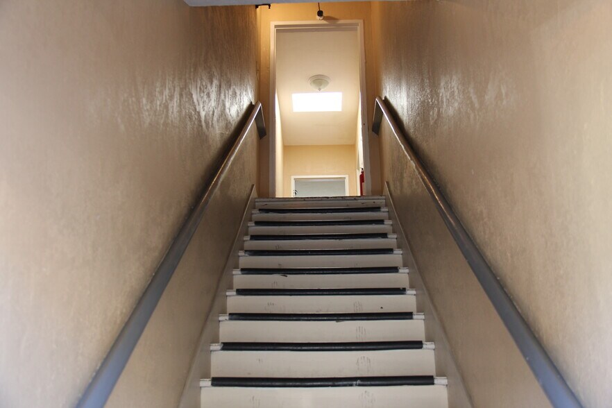 More Photos Of 2016-2020 E Main St, Ventura Storefront Retail Office For Sale