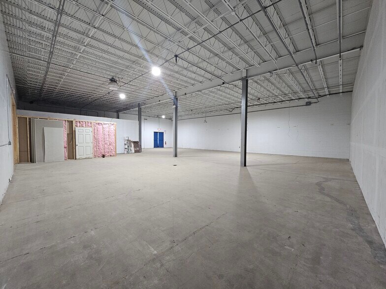 More Photos Of 43 Transport Ln, Pine Island Warehouse For Lease