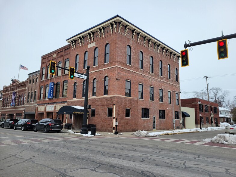 More Photos Of 90 E Jefferson St, Franklin Specialty For Lease